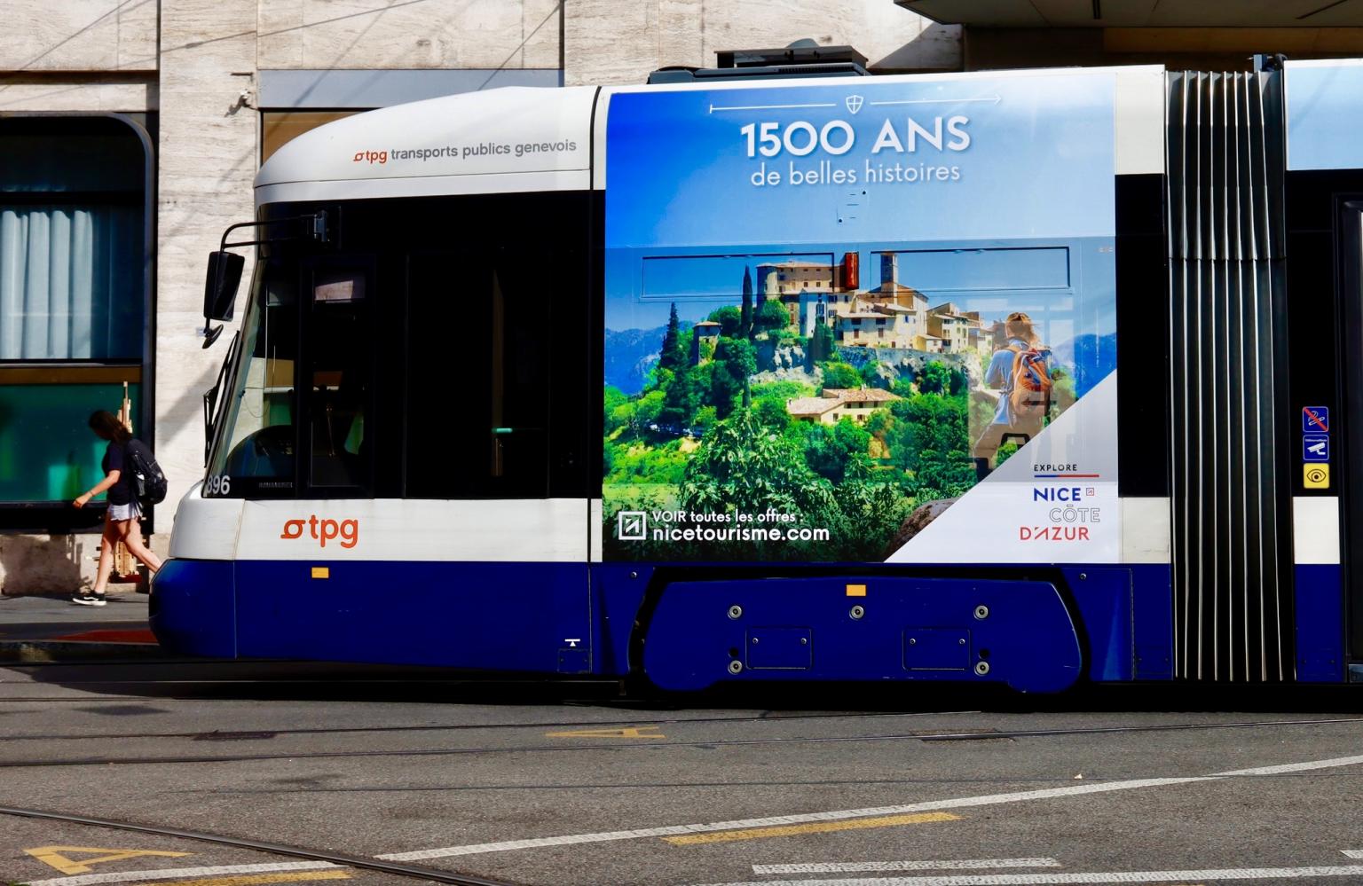 Total covering tramway à Genève