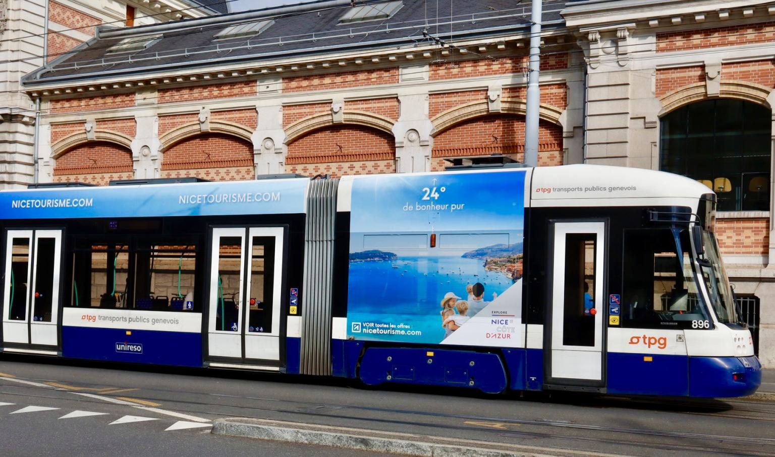 Total covering tramway à Genève